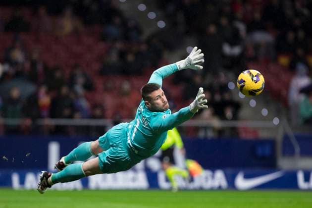 Bilder des Jahres 2025, Sport 03 März Sport Themen der Woche KW09 Sport Bilder des Tages LA LIGA EA Sports - Atletico de Madrid vs Athletic de Bilbao‹ MADRID,SPAIN - 1 March: Unai Simon of Athletic Club de Bilbao in action during the La Liga 2024 25 match between Atletico de Madrid and Athletic de Bilbao‹ at Riyadh Air Metropolitano Stadium. (Photo by Guillermo Martinez) Madrid Riyadh Air Metropolitano Stadium Spain Copyright: xGuillermoxMartinezx