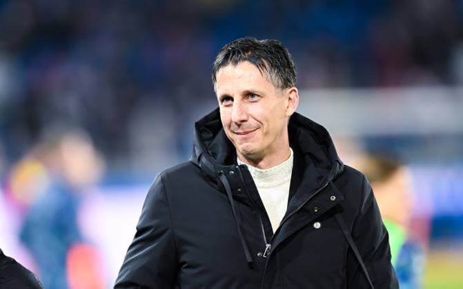 Sportdirektor Christian Keller (1. FC Koeln) schaut zu vor dem Spiel der 2. Bundesliga zwischen Karlsruher SC und 1. FC Köln im BBBank Wildpark am 01. March 2025 in Karlsruhe, Deutschland. (Foto von DeFodi Silas Schüller) +++ Sportdirektor Christian Keller (1. FC Koeln) looks on before the 2. Bundesliga match between Karlsruher SC and 1. FC Köln at BBBank Wildpark on March 1, 2025 in Karlsruhe, Germany. (Photo by DeFodi Silas Schüller) DFB DFL REGULATIONS PROHIBIT ANY USE OF PHOTOGRAPHS AS IMAGE SEQUENCES AND OR QUASI-VIDEO. (Photo by Silas Schueller DeFodi Images)