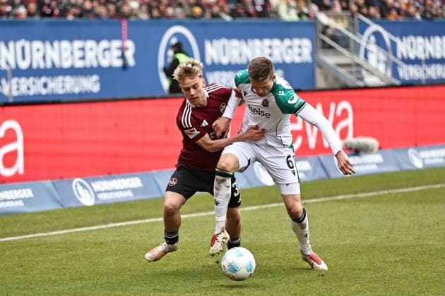 Fabian Kunze, HÂ 96, und Tim Janisch, FCN, im Rückrundenspiel der Saison 2024 2025 zwischen dem 1. FC Nürnberg und Hannover 96 (1:2) in Nürnberg; 01 03 2025 -