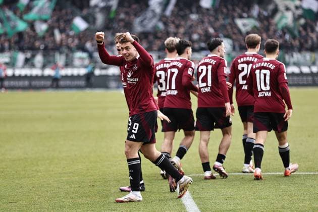 Freuen sich über den später wieder aberkannten Anschlusstreffer: Stefanos Tzimas und andere Spieler des 1. FCN im Rückrundenspiel der Saison 2024 2025 zwischen dem 1. FC Nürnberg und Hannover 96 (1:2) in Nürnberg; 01 03 2025 -