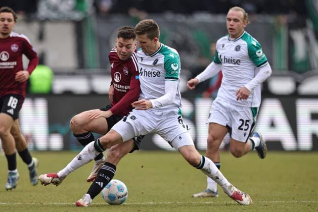 Stefanos Tzimas, FCN, und Fabian Kunze, HÂ 96, im Rückrundenspiel der Saison 2024 2025 zwischen dem 1. FC Nürnberg und Hannover 96 (1:2) in Nürnberg; 01 03 2025 -