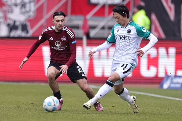 Berkay Yilmaz, FCN, und Sei Muroya, HÂ 96, im Rückrundenspiel der Saison 2024 2025 zwischen dem 1. FC Nürnberg und Hannover 96 (1:2) in Nürnberg; 01 03 2025 -