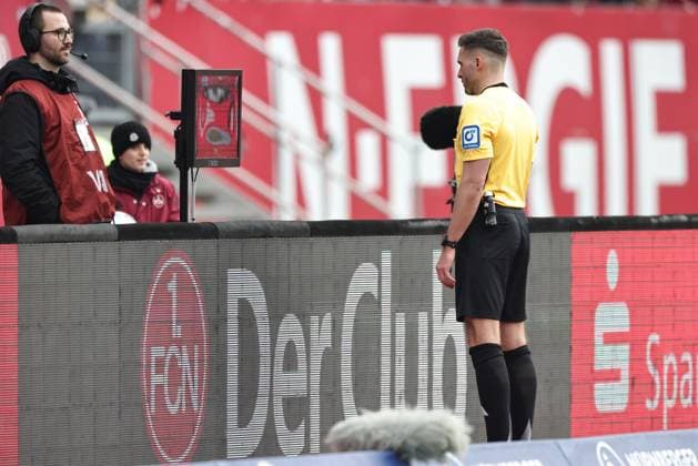 Videobeweis: Tom Bauer im Rückrundenspiel der Saison 2024 2025 zwischen dem 1. FC Nürnberg und Hannover 96 (1:2) in Nürnberg; 01 03 2025 -