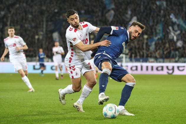Fabian Schleusener (Karlsruher SC, 24) im Zweikampf mit Jusuf Gazibegovic (1. FC Koeln, 25), Karlsruher SC vs. 1. FC Koeln Fussball, 2. Bundesliga, 24. Spieltag, 2024 2025, 01.03.2025, DFL REGULATIONS PROHIBIT ANY USE OF PHOTOGRAPHS AS IMAGE SEQUENCES AND OR QUASI-VIDEO, Karlsruher SC vs. 1. FC Koeln Fussball, 2. Bundesliga, 24. Spieltag, 2024 2025, 01.03.2025 Karlsruhe