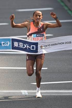 Bilder des Jahres 2025, Sport 03 März Sport Themen der Woche KW09 Sport Bilder des Tages March 2, 2025, Tokyo, Japan: Ethiopia s Sutume Asefa Kebede finishes in the first place in the womenÃ¢â‚¬â ¢s marathon during the Tokyo Marathon 2025 in Tokyo on March 2, 2025. Tokyo Japan - ZUMAz114 0805737736st Copyright: xPOOLx