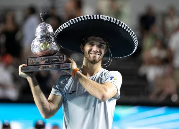 Sport Bilder des Tages (250302) -- ACAPULCO, March 2, 2025 -- Tomas Machac of the Czech Republic poses with the trophy during the awarding ceremony for the singles event at the 2025 ATP, Tennis Herren Mexican Open tennis tournament in Acapulco, Mexico, March 1, 2025. ) (SP)MEXICO-ACAPULCO-TENNIS-ATP-MEXICAN OPEN-SINGLES-FINAL LixMengxin 
