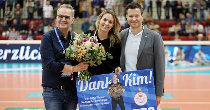 Stuttgart , Volleyball Bundesliga Frauen, Allianz MTV Stuttgart vs. SC Potsdam , Verabschiedung Kim Renkema , von links: Frank Fischer Kim Renkema Nico Helwerth
