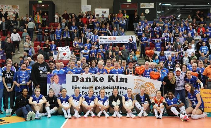 Stuttgart , Volleyball Bundesliga Frauen, Allianz MTV Stuttgart vs. SC Potsdam , Verabschiedung Kim Renkema ( rechts neben Banner )