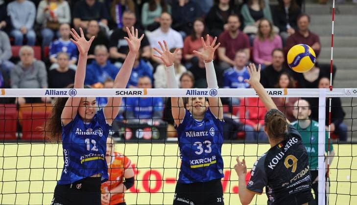 Stuttgart , Volleyball Bundesliga Frauen, Allianz MTV Stuttgart vs. SC Potsdam , von links: Licia Varela Gomez Maria Segura Palleres ( Stgt ) Anna Koulberg ( Potsdam )