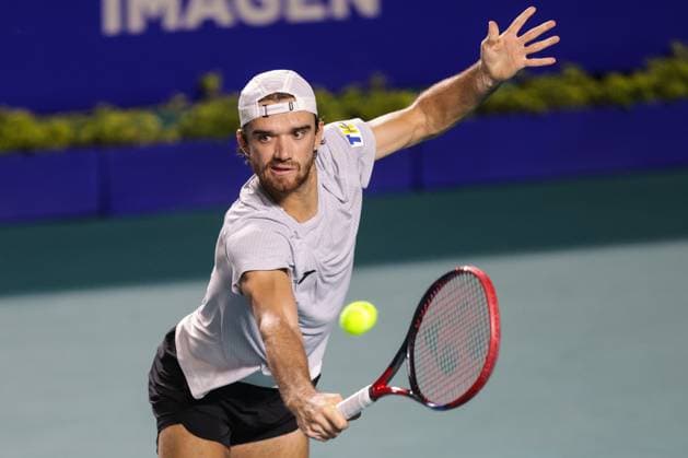 (250302) -- ACAPULCO, March 2, 2025 -- Tomas Machac hits a return during the singles final match between Tomas Machac of the Czech Republic and Alejandro Davidovich Fokina of Spain at the 2025 ATP, Tennis Herren Mexican Open tennis tournament in Acapulco, Mexico, March 1, 2025. (Photo by Francisco Canedo Xinhua) (SP)MEXICO-ACAPULCO-TENNIS-ATP-MEXICAN OPEN-SINGLES-FINAL FuxLangxisike¡¤kanieduo 