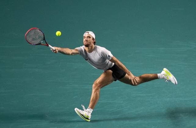 (250302) -- ACAPULCO, March 2, 2025 -- Tomas Machac hits a return during the singles final match between Tomas Machac of the Czech Republic and Alejandro Davidovich Fokina of Spain at the 2025 ATP, Tennis Herren Mexican Open tennis tournament in Acapulco, Mexico, March 1, 2025. ) (SP)MEXICO-ACAPULCO-TENNIS-ATP-MEXICAN OPEN-SINGLES-FINAL LixMengxin 