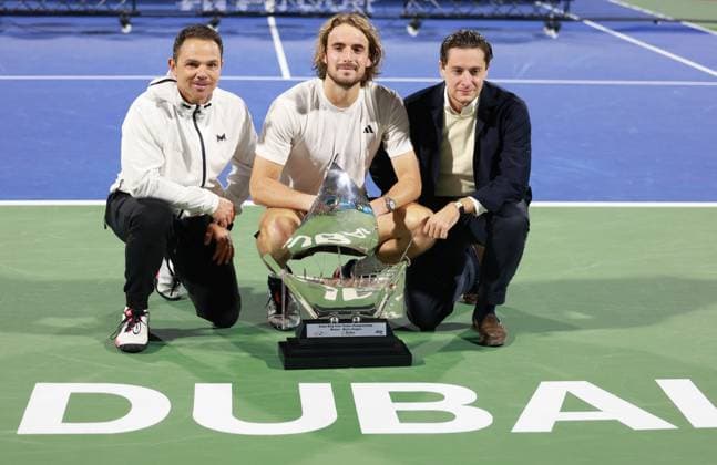 Sport Bilder des Tages Sieger Stefanos Tsitsipas mit Pokal,Trophäe und Team, lks. Trainer,coach Dimitris Chatzinikolaou, rechts Alessandro Pirounis , Siegerehrung, Presentation, Dubai Duty Free Tennis Championships, Dubai, U.A.E. Copyright: xJuergenxHasenkopfx