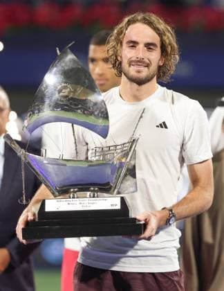 Stefanos Tsitsipas, mit dem Pokal, Trophäe, Siegerehrung, Presentation, Dubai Duty Free Tennis Championships, Dubai, U.A.E. Tennis - Dubai Tennis Championships 2024 - ATP, Tennis Herren - Dubai Duty Free Tennis Stadium - Dubai - - United Arab Emirates - 1 March 2025. Copyright: xJuergenxHasenkopfx