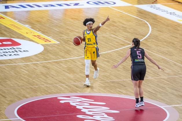 Basketball Berlin 01.03.2025 Saison 2024 2025 Pokal-TOP4 der Toyota Damen Basketball Bundesliga Halbfinale Saarlouis Royals - Alba Berlin Deeshyra Thomas (Alba, No.21) Magaly Meynadier (Saarlouis, No.05)