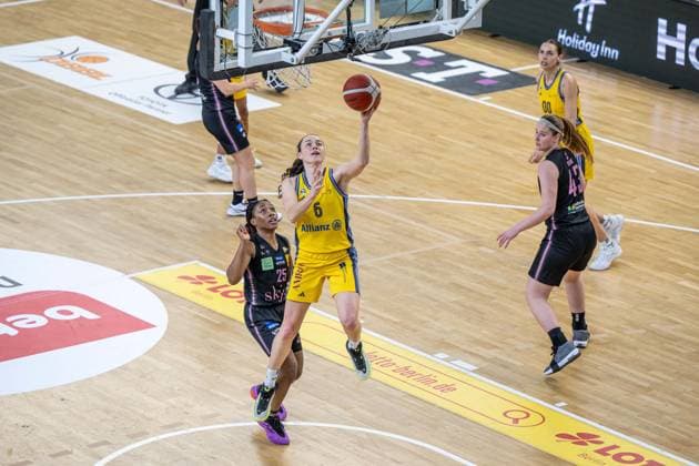 Basketball Berlin 01.03.2025 Saison 2024 2025 Pokal-TOP4 der Toyota Damen Basketball Bundesliga Halbfinale Saarlouis Royals - Alba Berlin Tessa Stammberger (Alba, No.06) Martha Burse (Saarlouis, No.25)