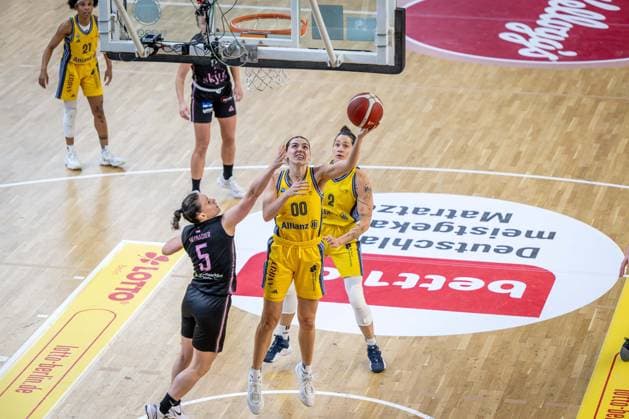 Basketball Berlin 01.03.2025 Saison 2024 2025 Pokal-TOP4 der Toyota Damen Basketball Bundesliga Halbfinale Saarlouis Royals - Alba Berlin Maggie Mulligan (Alba, No.00) Margaret Magaly Meynadier (Saarlouis, No.05)