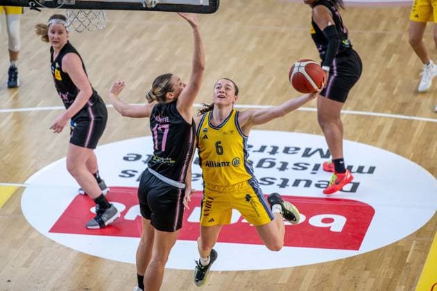 Basketball Berlin 01.03.2025 Saison 2024 2025 Pokal-TOP4 der Toyota Damen Basketball Bundesliga Halbfinale Saarlouis Royals - Alba Berlin Tessa Stammberger (Alba, No.06) Gabija Meskonyte (Saarlouis, No.17)