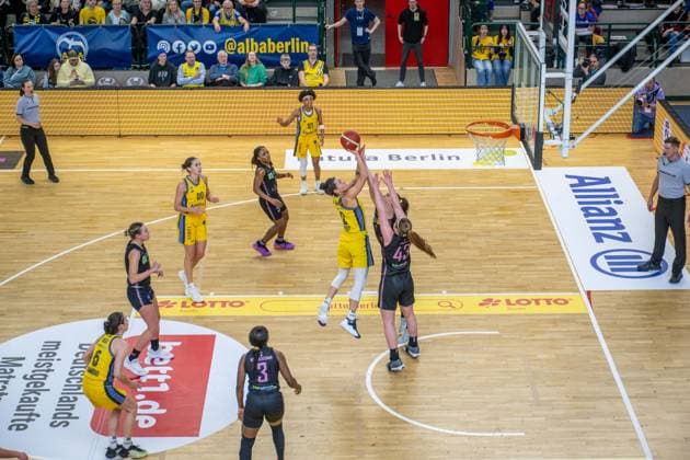 Basketball Berlin 01.03.2025 Saison 2024 2025 Pokal-TOP4 der Toyota Damen Basketball Bundesliga Halbfinale Saarlouis Royals - Alba Berlin Stefanie Grigoleit (Alba, No.02) Hayley Frank (Saarlouis, No.43)