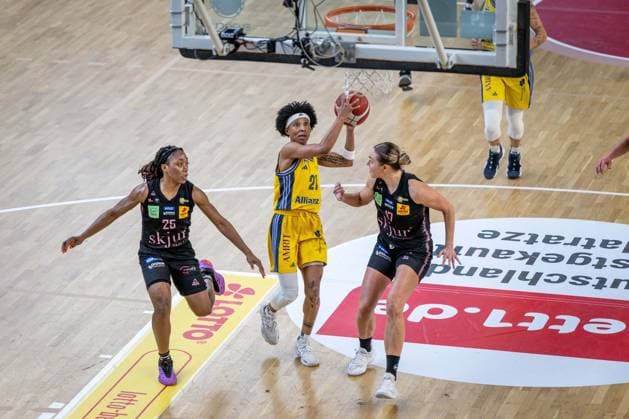 Basketball Berlin 01.03.2025 Saison 2024 2025 Pokal-TOP4 der Toyota Damen Basketball Bundesliga Halbfinale Saarlouis Royals - Alba Berlin Deeshyra Thomas (Alba, No.21) Gabija Meskonyte (Saarlouis, No.17) Martha Burse (Saarlouis, No.25)
