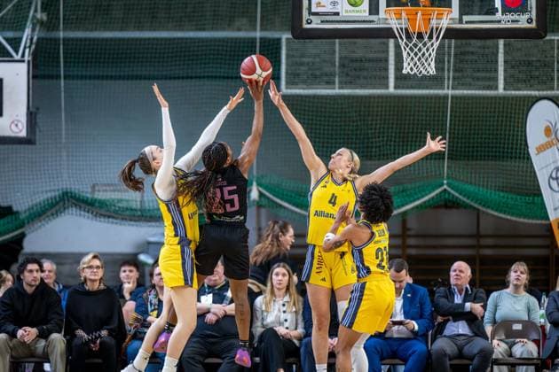 Basketball Berlin 01.03.2025 Saison 2024 2025 Pokal-TOP4 der Toyota Damen Basketball Bundesliga Halbfinale Saarlouis Royals - Alba Berlin Martha Burse (Saarlouis, No.25) Marie Bertholdt (Alba, No.04) Lilli Schultze (Alba, No.16) Deeshyra Thomas (Alba, No.21)