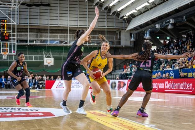 Basketball Berlin 01.03.2025 Saison 2024 2025 Pokal-TOP4 der Toyota Damen Basketball Bundesliga Halbfinale Saarlouis Royals - Alba Berlin Theresa Simon (Alba, No.03) Marusa Senicar (Saarlouis, No.07) Martha Burse (Saarlouis, No.25)