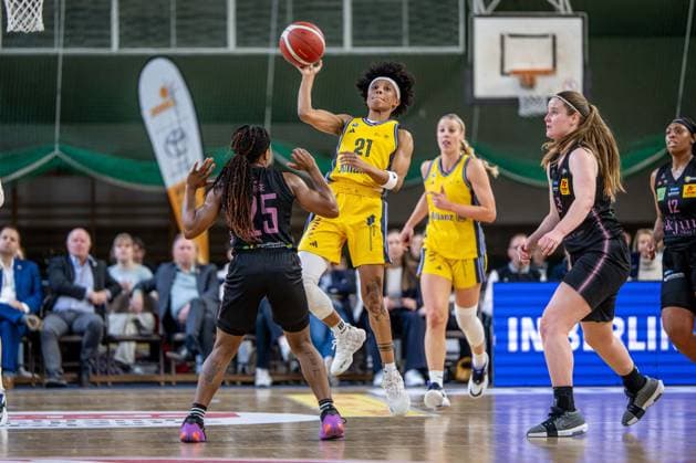 Basketball Berlin 01.03.2025 Saison 2024 2025 Pokal-TOP4 der Toyota Damen Basketball Bundesliga Halbfinale Saarlouis Royals - Alba Berlin Deeshyra Thomas (Alba, No.21) Martha Burse (Saarlouis, No.25)