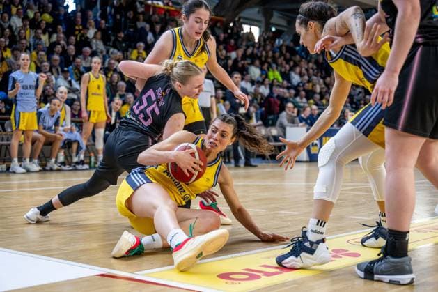 Basketball Berlin 01.03.2025 Saison 2024 2025 Pokal-TOP4 der Toyota Damen Basketball Bundesliga Halbfinale Saarlouis Royals - Alba Berlin Theresa Simon (Alba, No.03) Jessika Schiffer (Saarlouis, No.55)