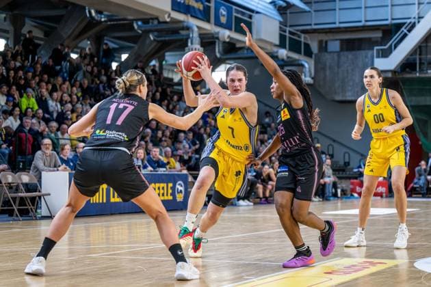 Basketball Berlin 01.03.2025 Saison 2024 2025 Pokal-TOP4 der Toyota Damen Basketball Bundesliga Halbfinale Saarlouis Royals - Alba Berlin Leoni Kreyenfeld (Alba, No.07) Martha Burse (Saarlouis, No.25) Gabija Meskonyte (Saarlouis, No.17)