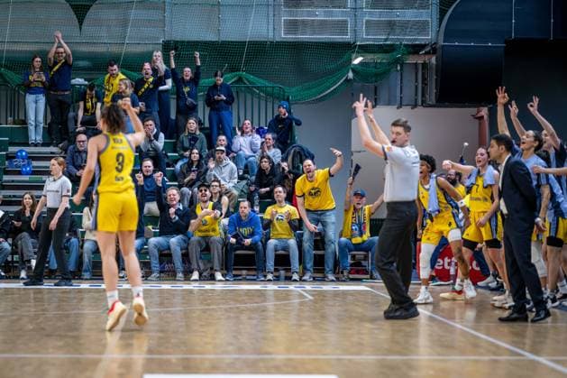 Basketball Berlin 01.03.2025 Saison 2024 2025 Pokal-TOP4 der Toyota Damen Basketball Bundesliga Halbfinale Saarlouis Royals - Alba Berlin Jubel Alba Fans