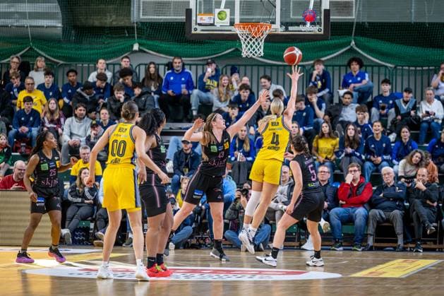 Basketball Berlin 01.03.2025 Saison 2024 2025 Pokal-TOP4 der Toyota Damen Basketball Bundesliga Halbfinale Saarlouis Royals - Alba Berlin Marie Bertholdt (Alba, No.04) Hayley Frank (Saarlouis, No.43)