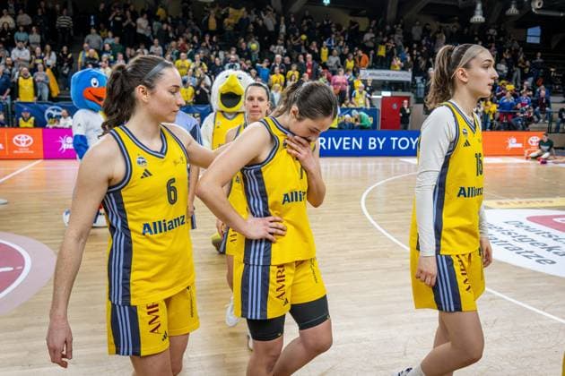 Basketball Berlin 01.03.2025 Saison 2024 2025 Pokal-TOP4 der Toyota Damen Basketball Bundesliga Halbfinale Saarlouis Royals - Alba Berlin Alba verliert niedergeschlagen Tessa Stammberger (Alba, No.06) Leoni Kreyenfeld (Alba, No.07)