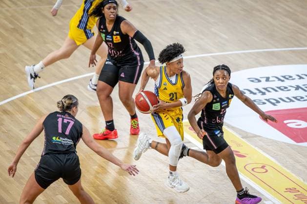 Basketball Berlin 01.03.2025 Saison 2024 2025 Pokal-TOP4 der Toyota Damen Basketball Bundesliga Halbfinale Saarlouis Royals - Alba Berlin Deeshyra Thomas (Alba, No.21) Martha Burse (Saarlouis, No.25)