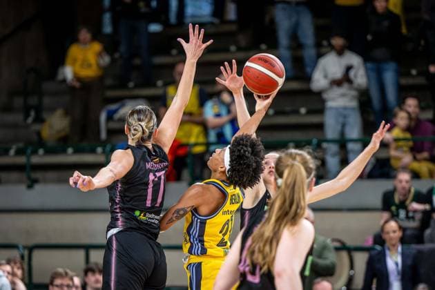 Basketball Berlin 01.03.2025 Saison 2024 2025 Pokal-TOP4 der Toyota Damen Basketball Bundesliga Halbfinale Saarlouis Royals - Alba Berlin Deeshyra Thomas (Alba, No.21) Gabija Meskonyte (Saarlouis, No.17)