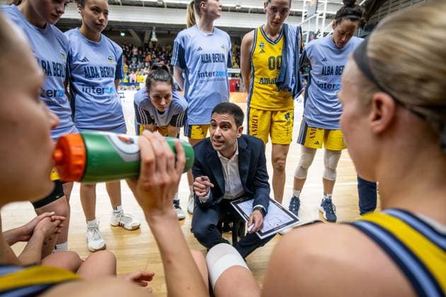 Basketball Berlin 01.03.2025 Saison 2024 2025 Pokal-TOP4 der Toyota Damen Basketball Bundesliga Halbfinale Saarlouis Royals - Alba Berlin Cristo Cabrera (Alba, Trainer)