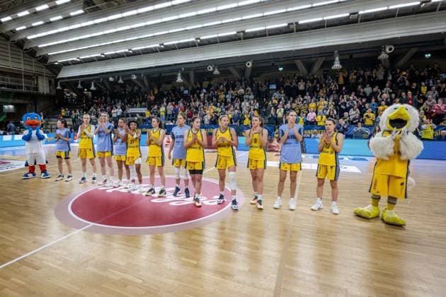 Basketball Berlin 01.03.2025 Saison 2024 2025 Pokal-TOP4 der Toyota Damen Basketball Bundesliga Halbfinale Saarlouis Royals - Alba Berlin dank an die Fans nach dem Spiel Niederlage Henriette Höfermann (Alba, No.08) Lilli Schultze (Alba, No.16) Wiebke Schwartau (Alba, No.13) Nafi Harz (Alba, No.01) Deeshyra Thomas (Alba, No.21) Tessa Stammberger (Alba, No.06) Stefanie Grigoleit (Alba, No.02) Henriette Höfermann (Alba, No.08) Marie Bertholdt (Alba, No.04) Theresa Simon (Alba, No.03) Maggie Mulligan (Alba, No.00) Margaret Lena Gohlisch (Alba, No.12) vlnr.