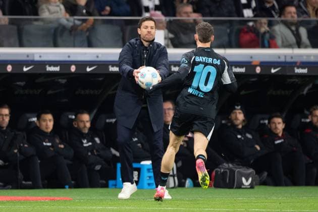 Trainer Xabi Xabier ALONSO (LEV) gibt den Ball an Florian WIRTZ (LEV) Fussball 1. Bundesliga, 24. Spieltag, Eintracht Frankfurt (F) - Bayer Leverkusen (LEV) 1-4 am 01.03.2024 im Deutsche Bank Park, Frankfurt Deutschland. DFL regulations prohibit any use of photographs as image sequences and or quasi-video Â