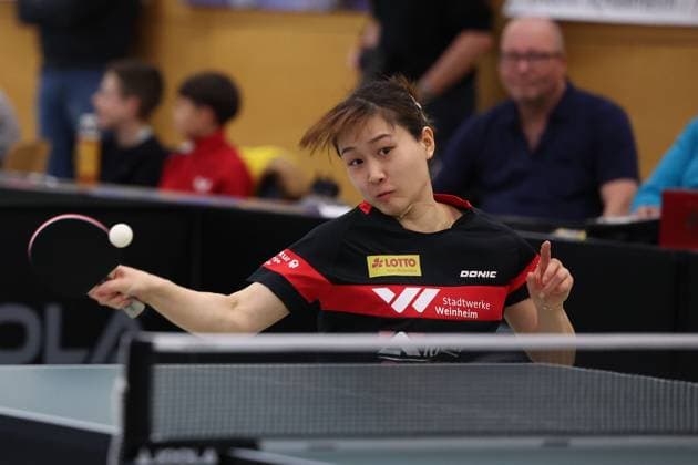 2025.03.01 Tischtennis Damen 1. Bundesliga TSV 1909 Langstadt - TTC 1946 Weinheim v.l., Weishan Liu (TTC 1946 Weinheim Tischtennis Damen 1.Bundesliga) spielt eine Vorhand.