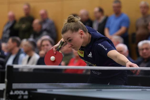 2025.03.01 Tischtennis Damen 1. Bundesliga TSV 1909 Langstadt - TTC 1946 Weinheim v.l., Chantal Mantz (TSV Langstadt Tischtennis Damen 1.Bundesliga) macht einen Aufschlag.