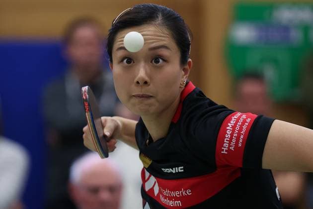 2025.03.01 Tischtennis Damen 1. Bundesliga TSV 1909 Langstadt - TTC 1946 Weinheim v.l., Yuan Wan (TTC 1946 Weinheim Tischtennis Damen 1.Bundesliga) macht einen Aufschlag. Konzentriert, den Ball im Fokus