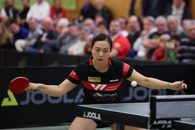 2025.03.01 Tischtennis Damen 1. Bundesliga TSV 1909 Langstadt - TTC 1946 Weinheim v.l., Yuan Wan (TTC 1946 Weinheim Tischtennis Damen 1.Bundesliga) spielt eine Vorhand.