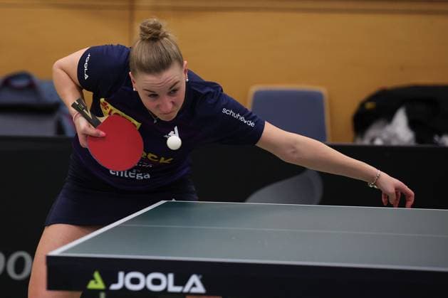 2025.03.01 Tischtennis Damen 1. Bundesliga TSV 1909 Langstadt - TTC 1946 Weinheim v.l., Chantal Mantz (TSV Langstadt Tischtennis Damen 1.Bundesliga) macht einen Aufschlag.