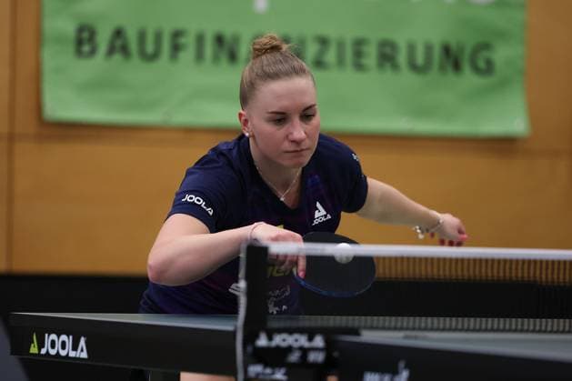 2025.03.01 Tischtennis Damen 1. Bundesliga TSV 1909 Langstadt - TTC 1946 Weinheim v.l., Chantal Mantz (TSV Langstadt Tischtennis Damen 1.Bundesliga) spielt eine Rückhand.