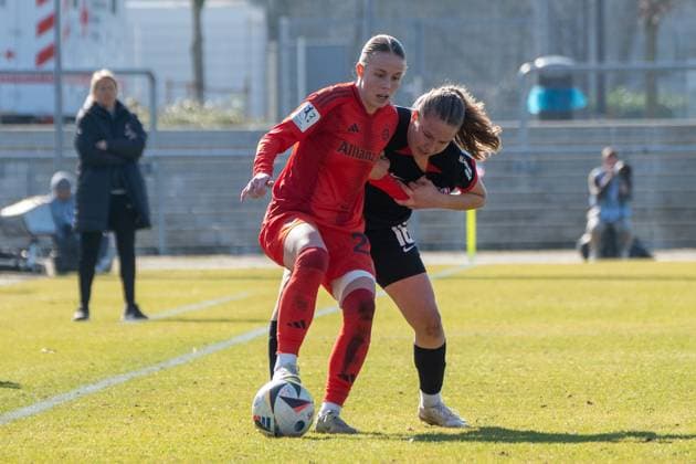 02.03.2025, xhfmx, Fussball 2. Bundesliga, Eintracht Frankfurt - FC Bayern München II v.l. Laura Gloning ( 27 FC Bayern München U20) schirmt den Ball vor Johanna Berg ( 18 Eintracht Frankfurt U20) ab. (DFL DFB REGULATIONS PROHIBIT ANY USE OF PHOTOGRAPHS as IMAGE SEQUENCES and or QUASI-VIDEO) Frankfurt am Main