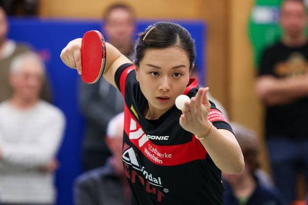 2025.03.01 Tischtennis Damen 1. Bundesliga TSV 1909 Langstadt - TTC 1946 Weinheim v.l., Yuan Wan (TTC 1946 Weinheim Tischtennis Damen 1.Bundesliga) konzentriert, macht einen Aufschlag.