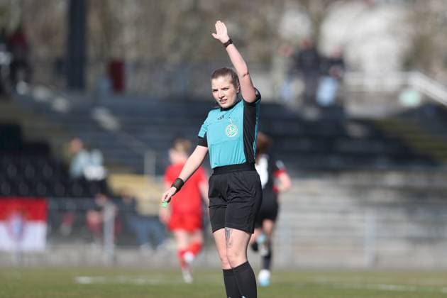 02.03.2025, Frauen, Fussball, Saison 2024 2025, 2. Frauen-Bundesliga, 16. Spieltag: Eintracht Frankfurt II - FC Bayern Muenchen II Schiedsrichterin Christina Junkers (SG Kaarst 1912 35 e.V.) gestikuliert, Arme, Haende, gibt Anweisungen Frankfurt am Main Stadion am Brentanobad Hessen Deutschland