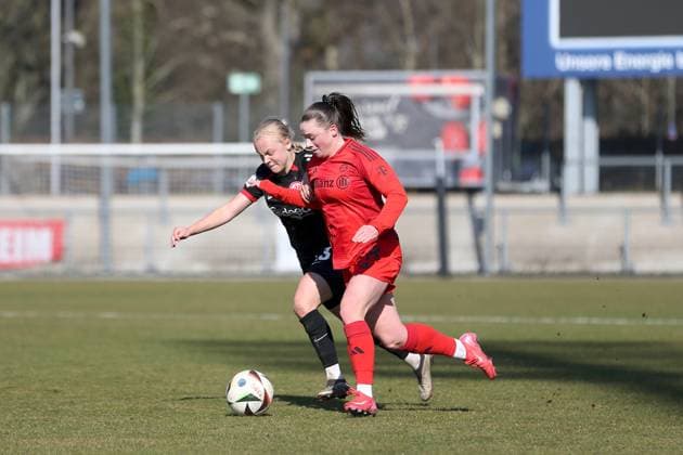02.03.2025, Frauen, Fussball, Saison 2024 2025, 2. Frauen-Bundesliga, 16. Spieltag: Eintracht Frankfurt II - FC Bayern Muenchen II Maria Plattner ( 18, FC Bayern Muenchen II) und Keira Bednorz ( 23, Eintracht Frankfurt II) Frankfurt am Main Stadion am Brentanobad Hessen Deutschland