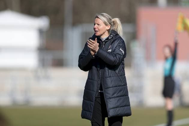 02.03.2025, Frauen, Fussball, Saison 2024 2025, 2. Frauen-Bundesliga, 16. Spieltag: Eintracht Frankfurt II - FC Bayern Muenchen II Friederike Kromp (Cheftrainerin, Eintracht Frankfurt II) gestikuliert, Arme, Haende, gibt Anweisungen Frankfurt am Main Stadion am Brentanobad Hessen Deutschland