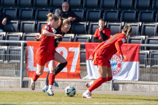 02.03.2025, xhfmx, Fussball 2. Bundesliga, Eintracht Frankfurt - FC Bayern München II v.l. Melina Hoffmann ( 29 FC Bayern München U20) im Zweikampf mit Johanna Berg ( 18 Eintracht Frankfurt U20) und Sarah Ernst ( 10 FC Bayern München U20) (DFL DFB REGULATIONS PROHIBIT ANY USE OF PHOTOGRAPHS as IMAGE SEQUENCES and or QUASI-VIDEO) Frankfurt am Main