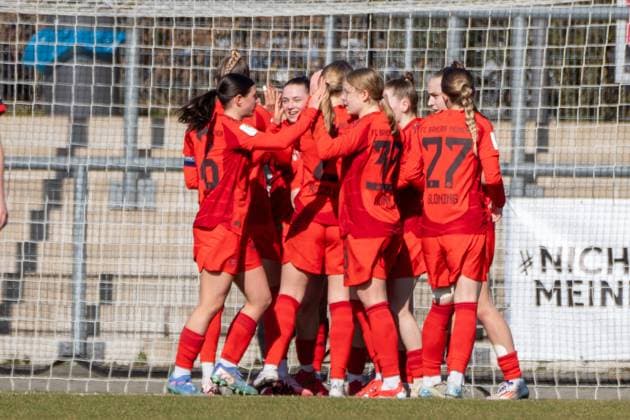 02.03.2025, xhfmx, Fussball 2. Bundesliga, Eintracht Frankfurt - FC Bayern München II Die Frauen des FC Bayern München bejubeln das 2:0 durch Melina Hoffmann ( 29 FC Bayern München U20). Veronika Litzlfelder ( 22 FC Bayern München U20), Sarah Ernst ( 10 FC Bayern München U20), Laura Gloning ( 27 FC Bayern München U20) (DFL DFB REGULATIONS PROHIBIT ANY USE OF PHOTOGRAPHS as IMAGE SEQUENCES and or QUASI-VIDEO) Frankfurt am Main