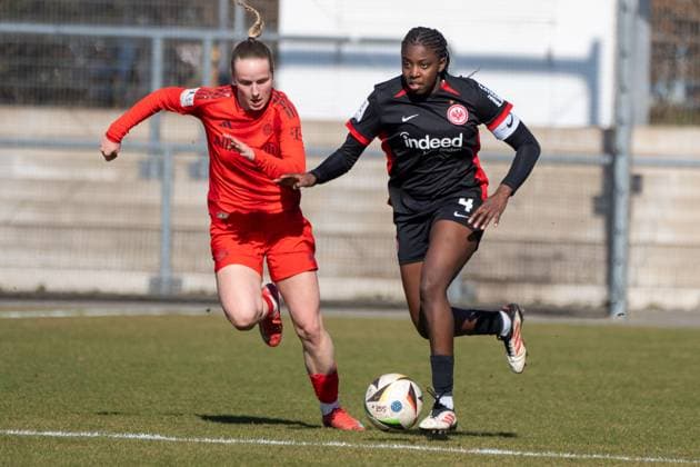 02.03.2025, xhfmx, Fussball 2. Bundesliga, Eintracht Frankfurt - FC Bayern München II v.l. Veronika Litzlfelder ( 22 FC Bayern München U20) im Laufduell mit Emily Wallrabenstein ( 4 Eintracht Frankfurt U20) (DFL DFB REGULATIONS PROHIBIT ANY USE OF PHOTOGRAPHS as IMAGE SEQUENCES and or QUASI-VIDEO) Frankfurt am Main